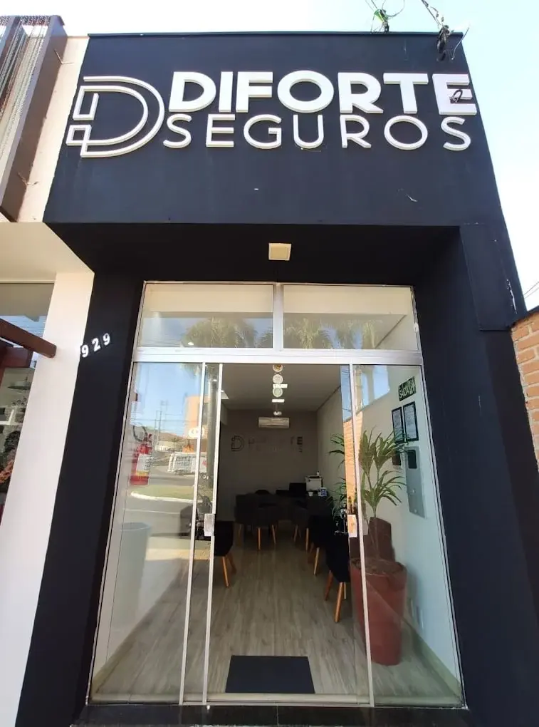 Equipe da Diforte Seguros no escritório em Matão
